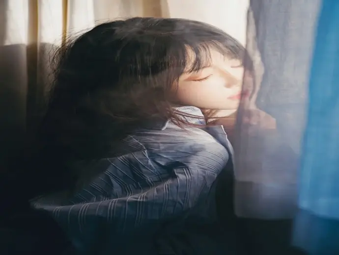 Bộ ảnh cô gái tâm trạng buồn chân thực và sống động