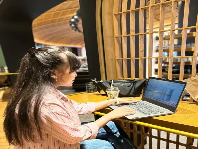 Ảnh gái văn phòng trẻ trung duyên dáng cực hút mắt