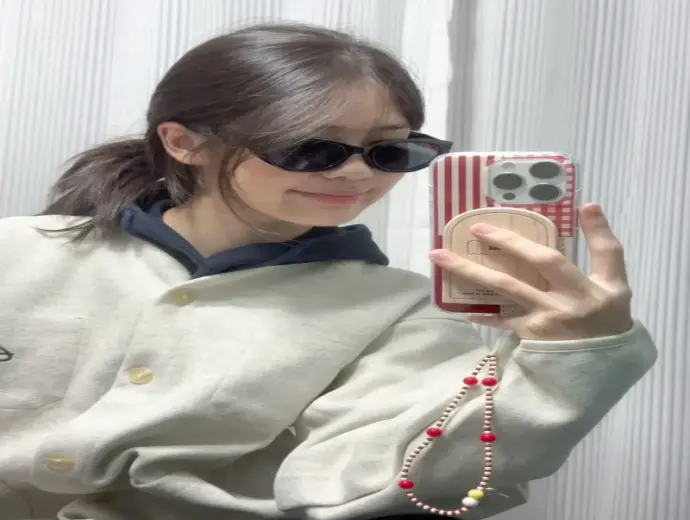 Tuyển chọn ảnh gái xinh tóc dài đeo kính khiến ai cũng mê