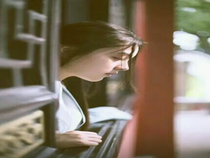 Những hình ảnh cô gái buồn khiến trái tim rung động