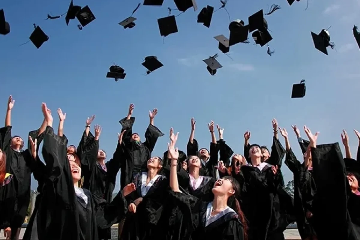 Caption Tốt Nghiệp Đại Học Ngắn Gọn: Lời Nhắn Ý Nghĩa Cho Ngày Tựu Trường