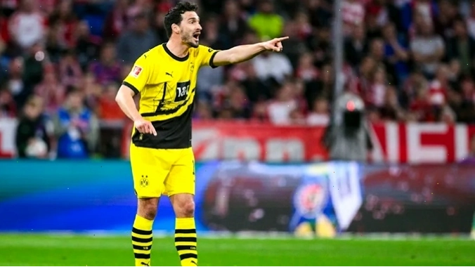 Hummels chỉ đạo hàng phòng ngự Borussia Dortmund