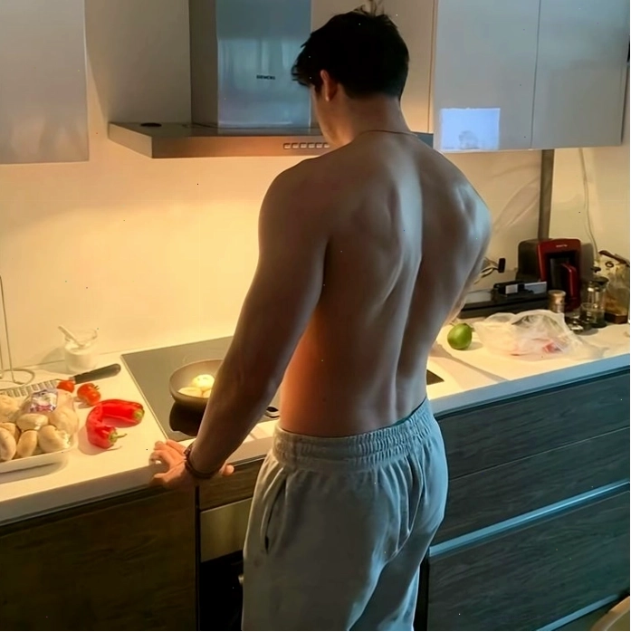 Ảnh cận mặt chàng trai Việt Nam với nét đẹp hiện đại