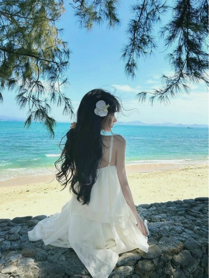 Ảnh chụp sau lưng tôn lên vòng eo thon gọn