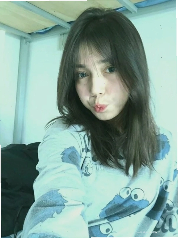 Ảnh gái xinh 2K12 che mặt bên cạnh thiên nhiên