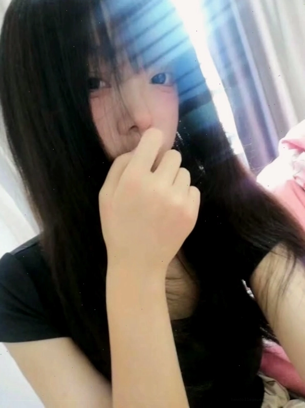 Ảnh gái xinh 2K12 che mặt trong trang phục học sinh