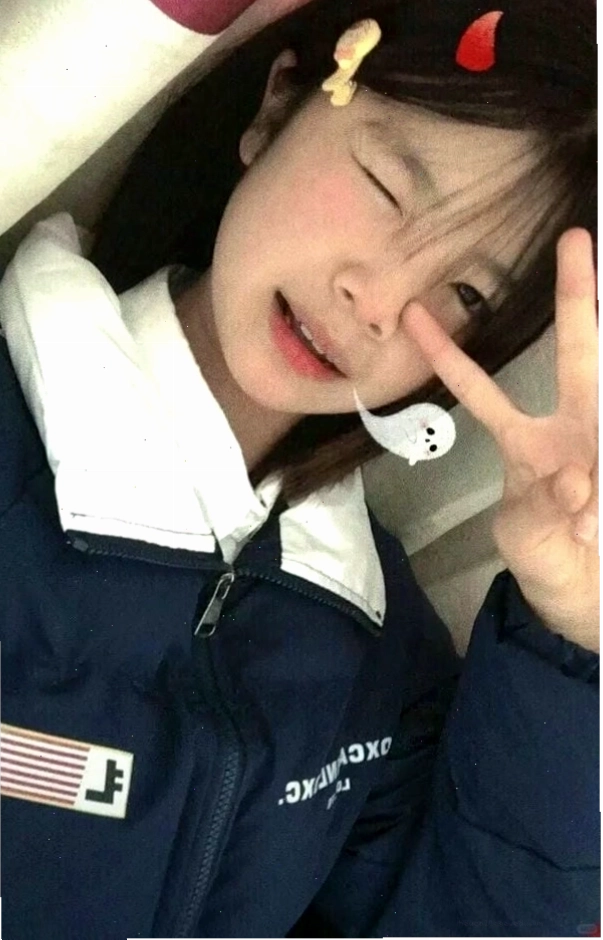 Ảnh gái xinh 2K12 che mặt với biểu cảm đáng yêu
