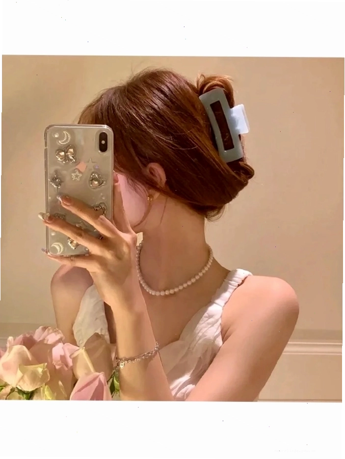 Ảnh gái xinh che mặt bằng điện thoại với biểu cảm cuốn hút