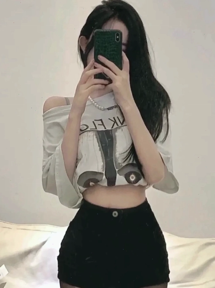 Ảnh gái xinh che mặt bằng điện thoại với biểu cảm ngầu