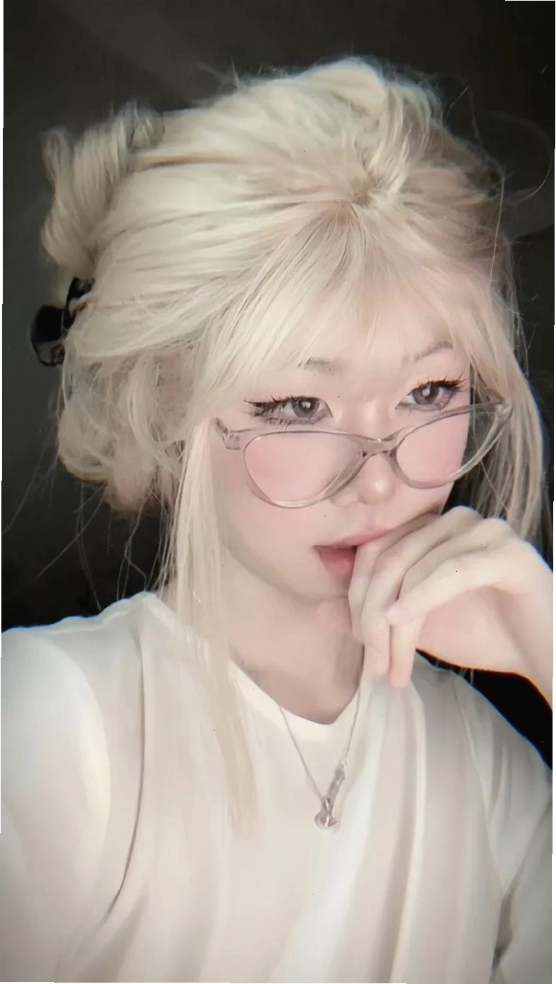 Ảnh gái xinh đeo kính cute với nụ cười rạng rỡ