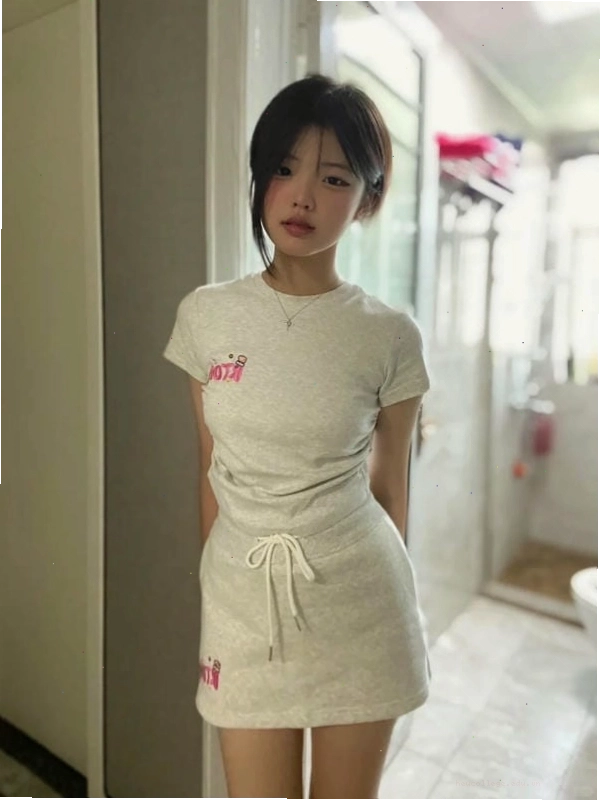 Ảnh gái xinh lớp 10 trong trang phục dạo phố