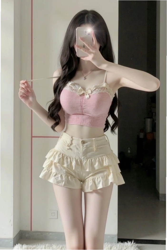Ảnh gái xinh mặc đồ pinky che mặt tạo vẻ bí ẩn
