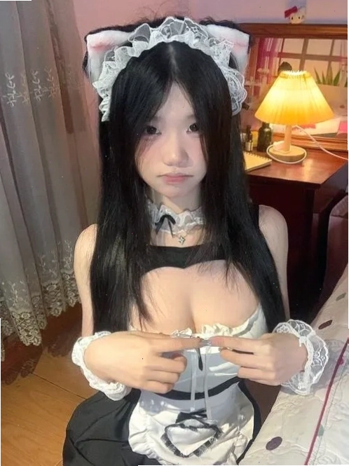 Ảnh gái xinh với vòng một đầy đặn