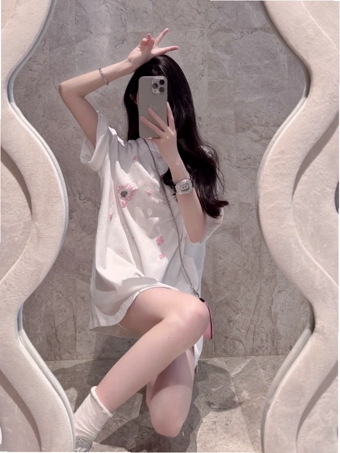 Ảnh girl xinh che mặt bằng điện thoại trước gương