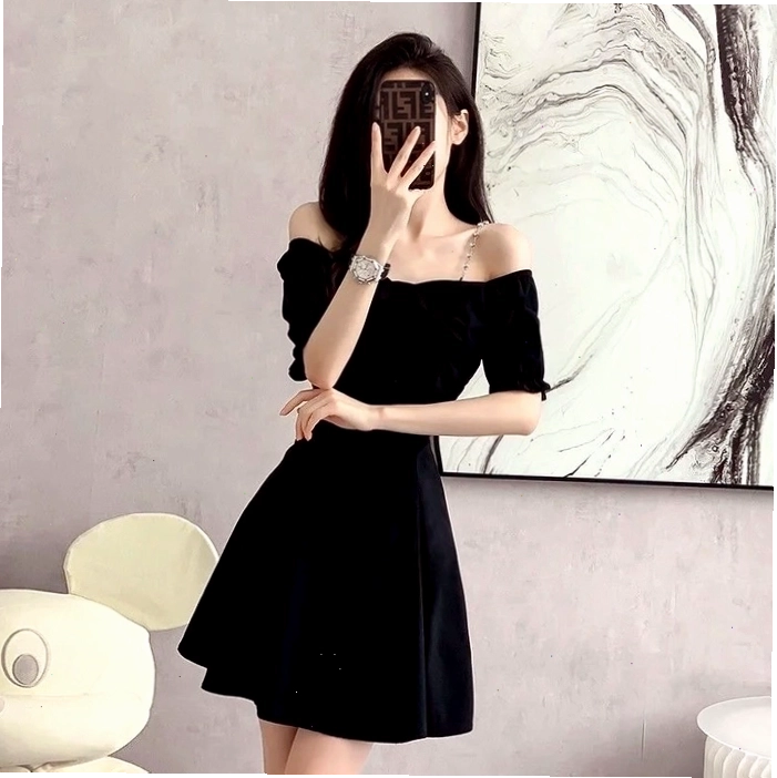 Ảnh girl xinh che mặt bằng điện thoại với ánh sáng đẹp