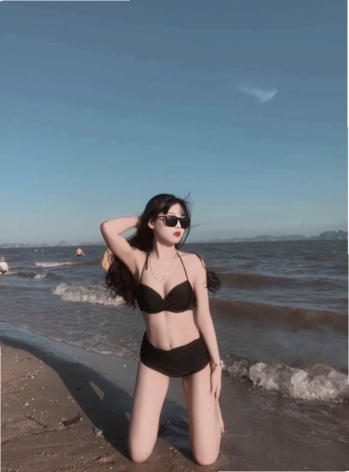 Ảnh nền gái đẹp đi biển mặc bikini với vẻ trẻ trung