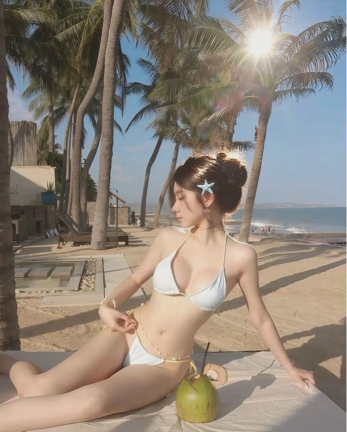Ảnh nền gái xinh mặc bikini trên bãi biển với phong cách cuốn hút