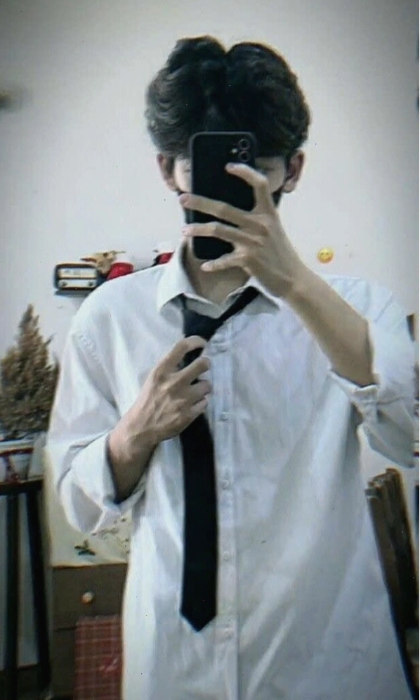 Ảnh trai 2k10 ngồi thư giãn, phong thái điềm tĩnh