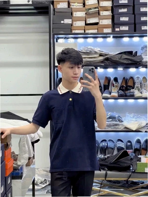 Ảnh trai đẹp K9 với biểu cảm ngây ngô trước gương