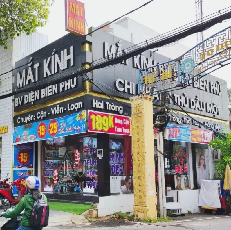 Anime boy đẹp trai với vẻ ngoài lạnh lùng và mái tóc bạch kim
