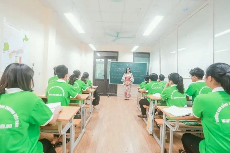 Avatar cô gái nhìn nghiêng, tóc che một phần khuôn mặt