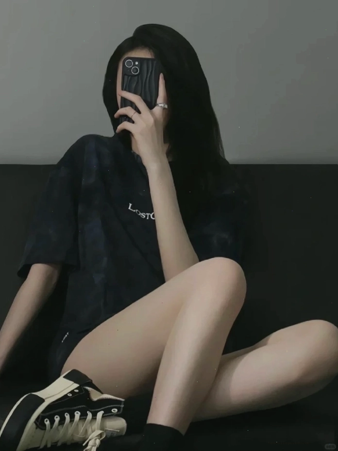 Avatar girl che mặt bằng điện thoại với phong cách cực chất