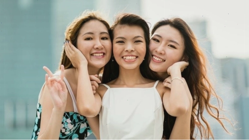Bạn bè thân thiết cùng nhau chia sẻ những khoảnh khắc vui vẻ