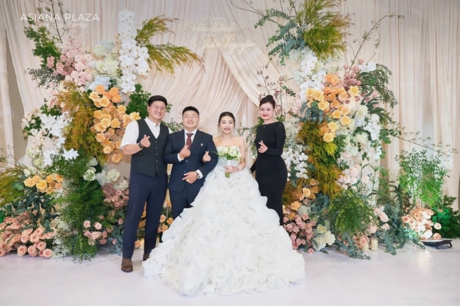 Bạn bè tụ tập chúc mừng cặp đôi trong ngày kỷ niệm