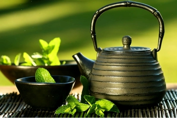 Bàn tiệc trà chiều với đa dạng các loại bánh ngọt và nước uống