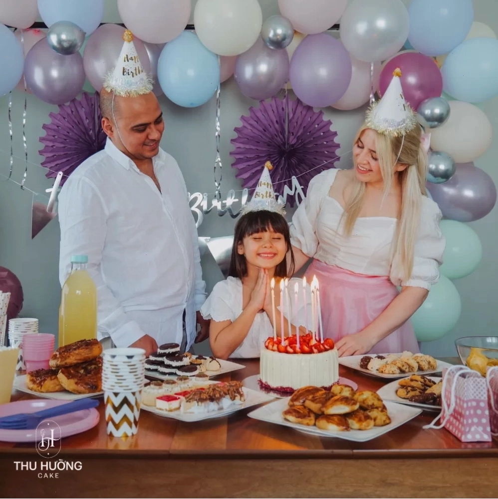 Bánh sinh nhật được trang trí đẹp mắt cho con gái tuổi teen