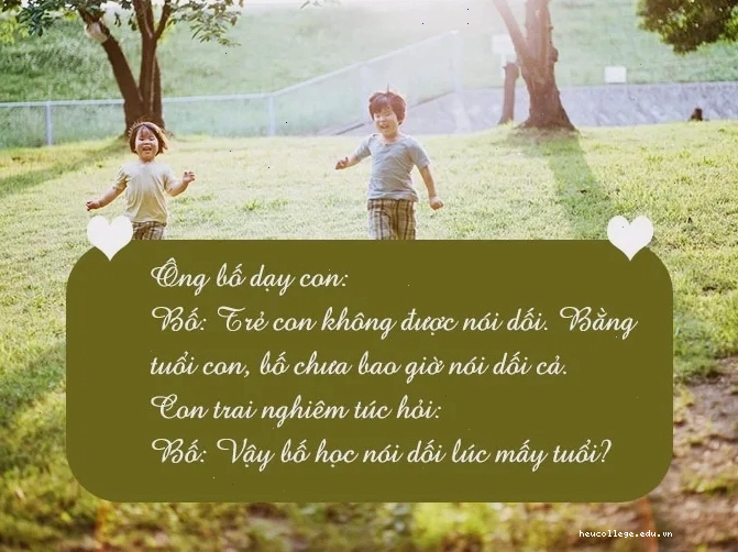 Bé gái đang cười tươi, má phúng phính đáng yêu