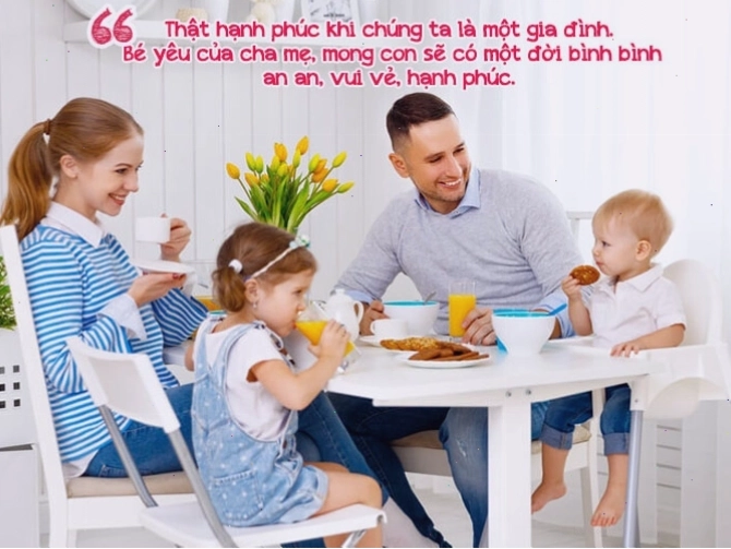 Bé trai đang chơi đùa ngoài trời, thể hiện sự năng động