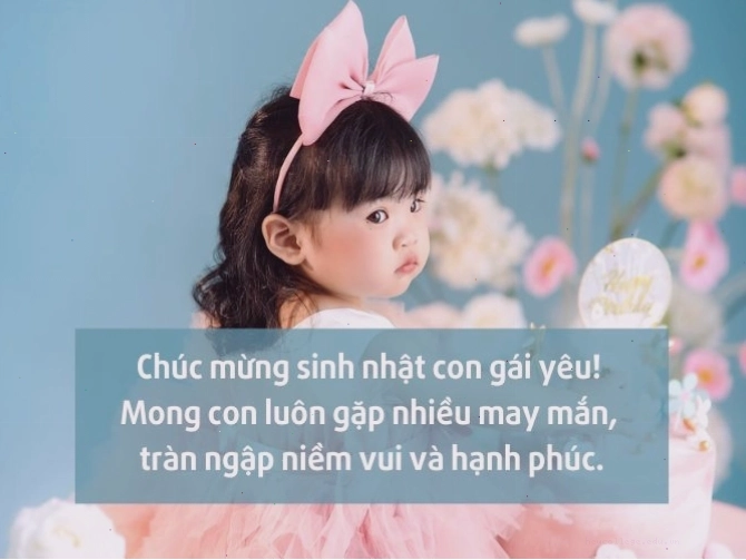 Bé trai đang vui vẻ thổi nến sinh nhật