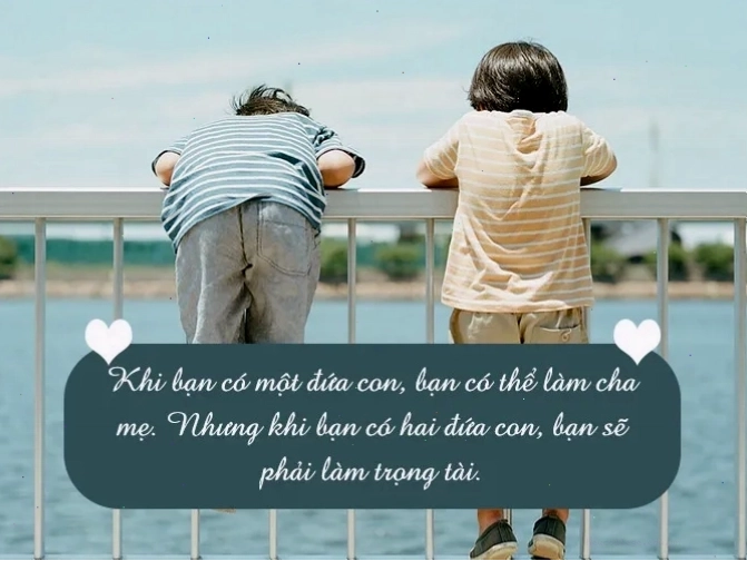 Bé trai và bé gái đang cùng nhau đọc sách, thể hiện tình bạn đẹp