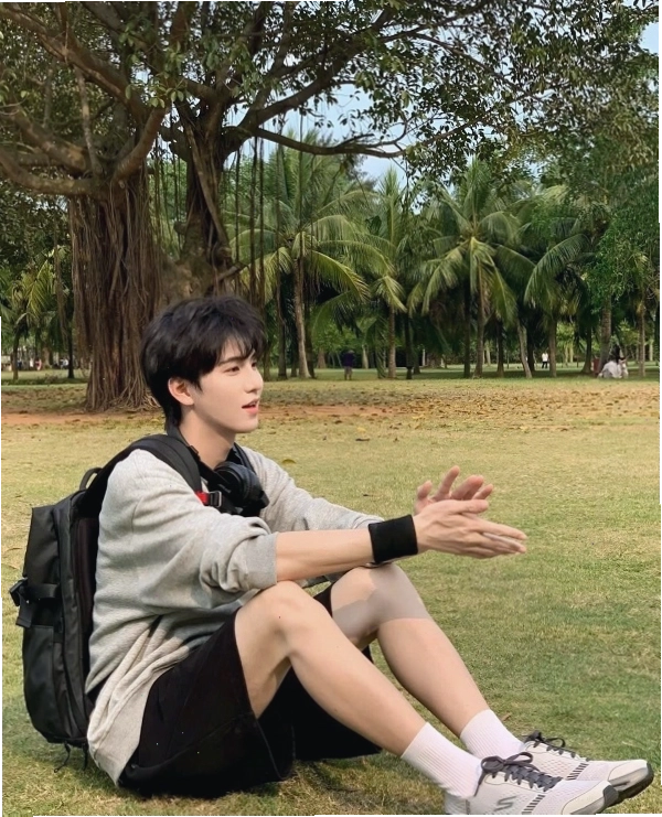 Biểu cảm lém lỉnh, tinh nghịch của chàng trai 2k11