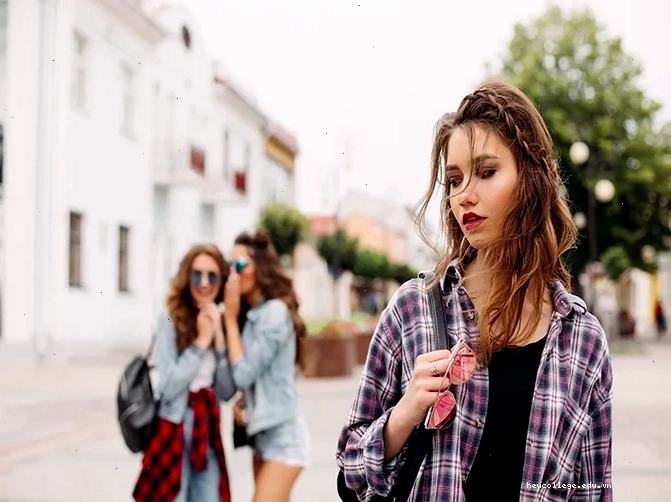 Biểu tượng trái tim bị chia cắt thể hiện sự tổn thương và đố kỵ