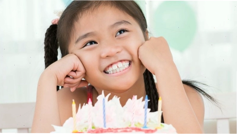 Bố âu yếm ôm con gái 7 tuổi trong ngày sinh nhật