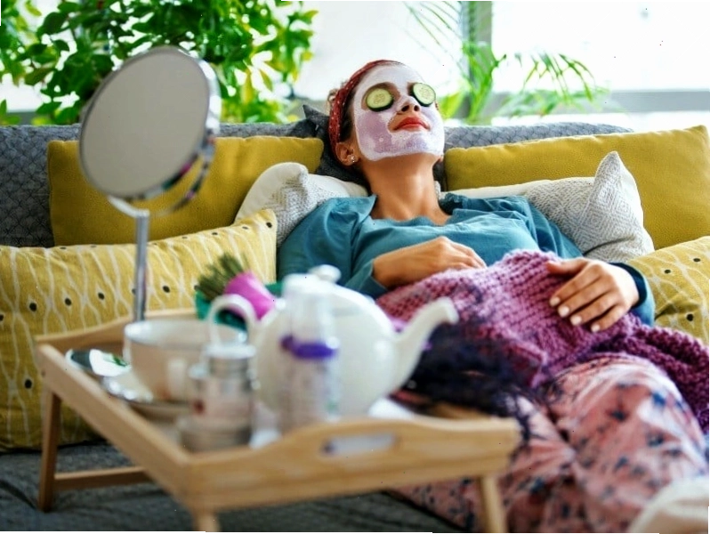 Bố mẹ cùng con cái vui chơi trong công viên vào cuối tuần