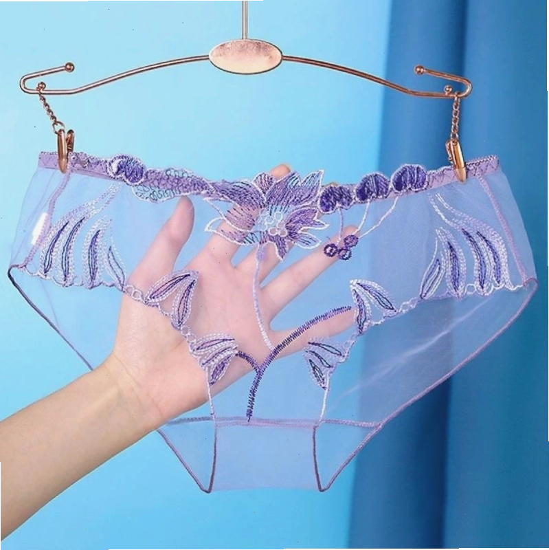 Bodysuit ren đen sang trọng và quyến rũ