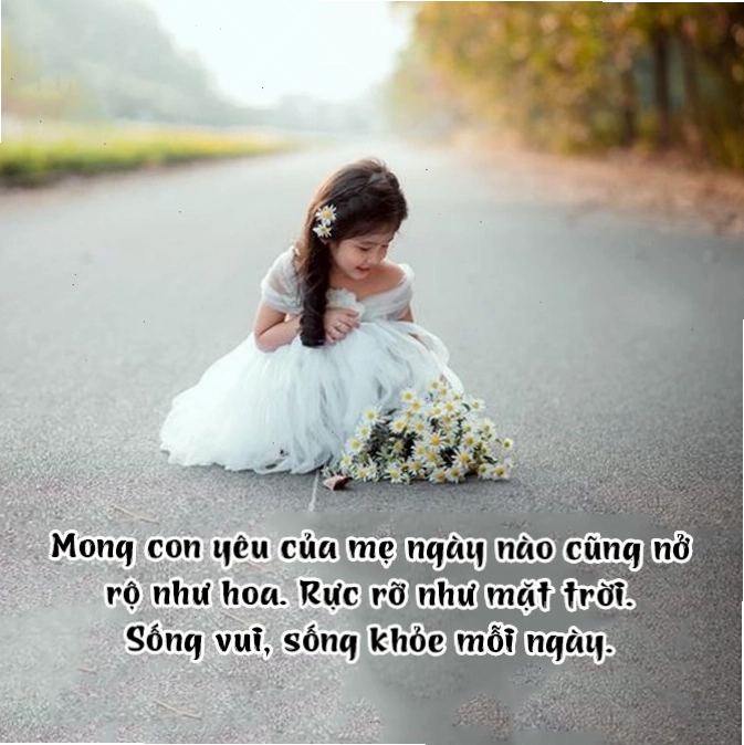 Cận cảnh khuôn mặt đáng yêu của một em bé đang nhìn trực diện