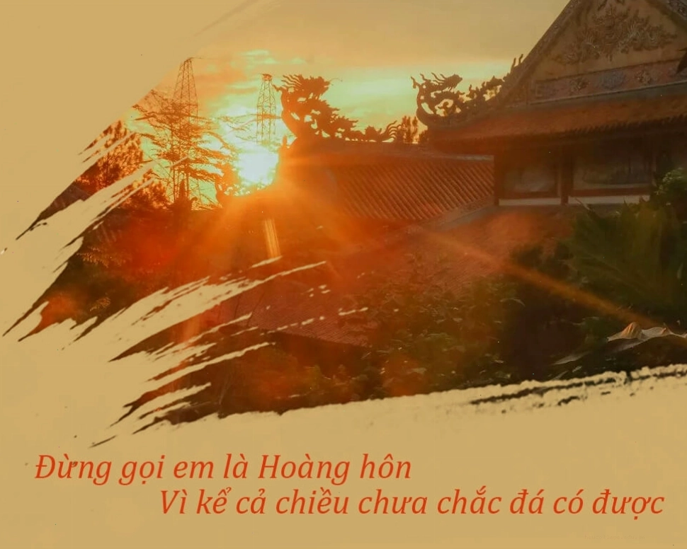 Cảnh hoàng hôn buồn với những áng mây xám