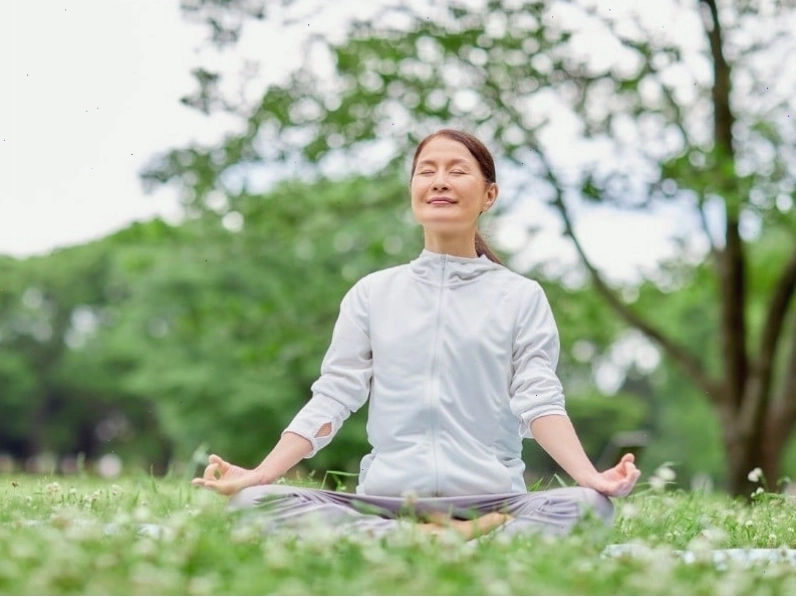Cảnh hoàng hôn trên biển lãng mạn, gợi lên cảm giác bình yên và thư thái