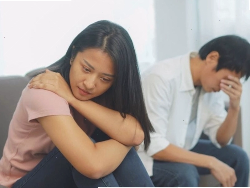 Cặp đôi đang trò chuyện và nắm tay nhau, thể hiện sự hàn gắn