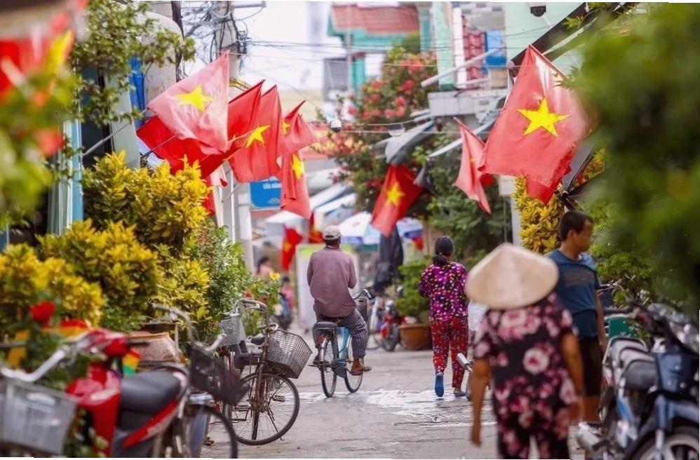 Cặp đôi trao nhau lời chúc Tết