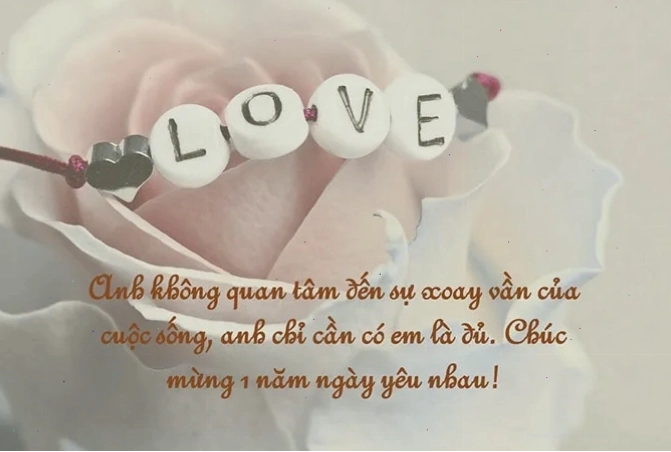 Cặp đôi trao nhau nụ hôn trong ngày kỷ niệm 1 năm yêu nhau