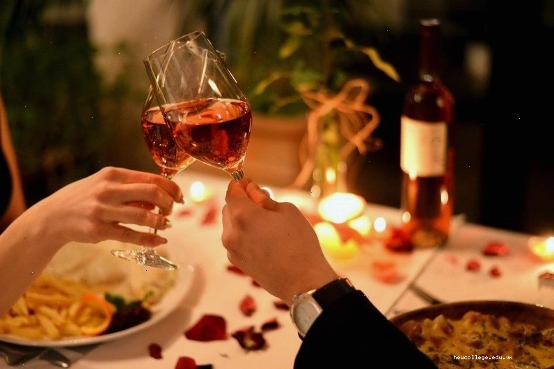 Cặp đôi vui vẻ cười đùa trong dịp kỷ niệm ngày cưới