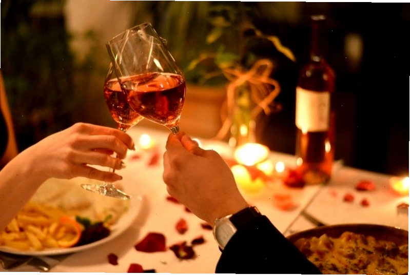Cặp đôi vui vẻ kỷ niệm ngày cưới với những câu đùa dí dỏm