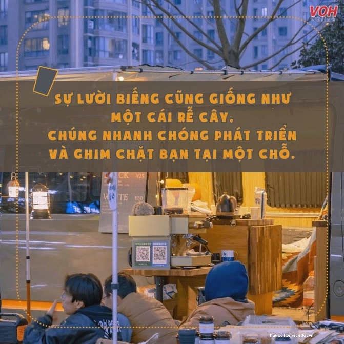 Cha mẹ đang vui đùa cùng con nhỏ, thể hiện tình yêu thương và sự hy sinh