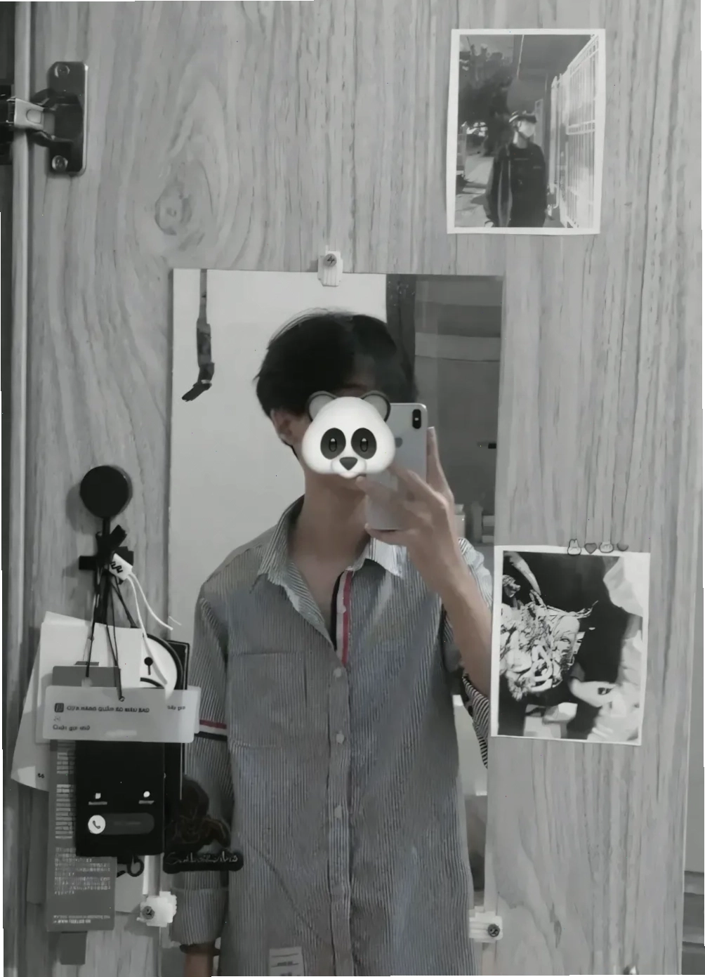 Chàng trai chụp ảnh selfie qua gương bằng điện thoại, tạo dáng che mặt hiện đại