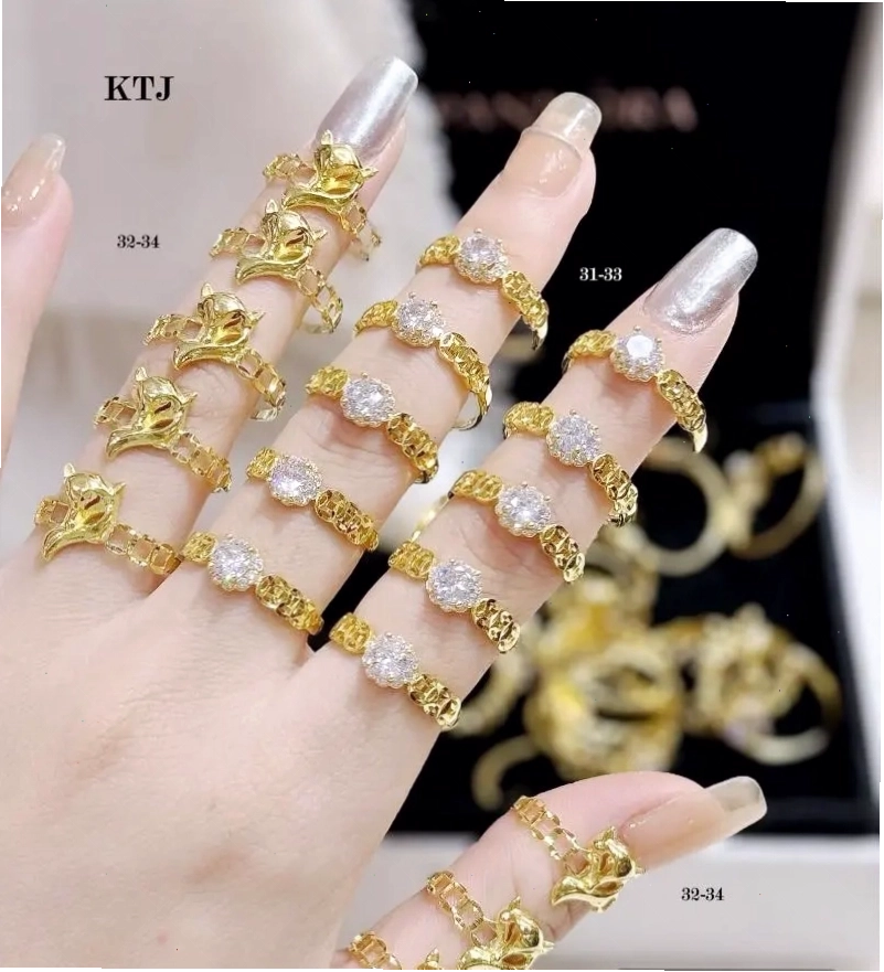 Chàng trai trẻ trung với trang phục cá tính và phụ kiện sành điệu